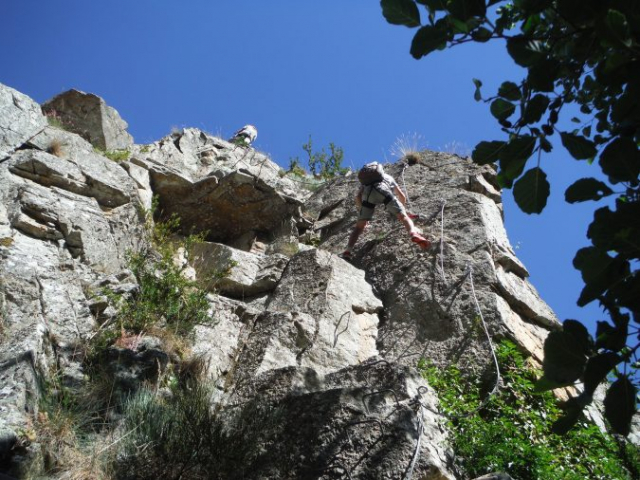 Via ferrata de Rousses dans les Cévennes. Début sur la falaise.
