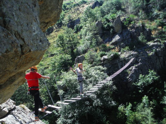 Via ferrata de Rousses dans les Cévennes. Passerelle au dessus de Massevaques.