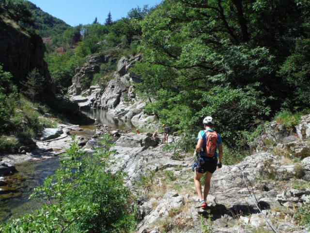 Découvrez le cadre attipique de la via ferrata de Rousses. Au bord de la rivière.