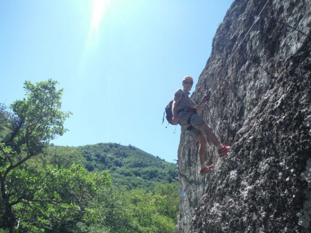 Sur la via ferrata de Rousses, vaché pour se reposer les bras.
