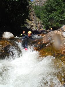 Photo de descente d'un petit rapide en canyoning