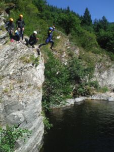Photo d'un saut dans le canyon de la Dourbie