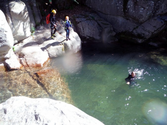 Enfant sautant dans une vasque sous la supervision du moniteur, canyon du Tapoul, Cévennes, Lozère.