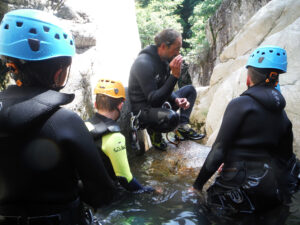 Photo du petit brief avant un passage en rappel