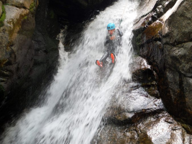 Descente en rappel dans le canyon du Tapoul, canyoning encadré en Cévennes, Lozère.
