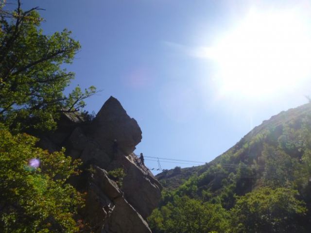 Soleil, gros blocs et passerelle sur la via ferrata de Rousses. Les Cévennes l'été !