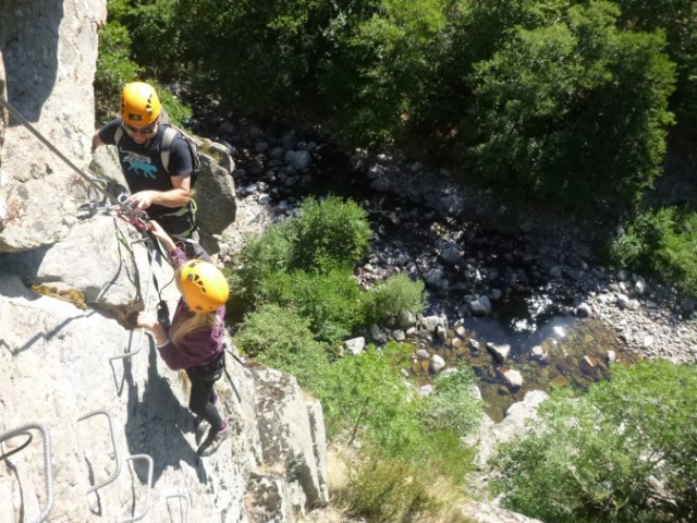 Petit passage délicat sur la via ferrata de Rousses !