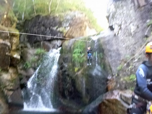 Tyrolienne au ras de l’eau dans le canyon du Tapoul, canyoning ludique en Cévennes, Lozère.