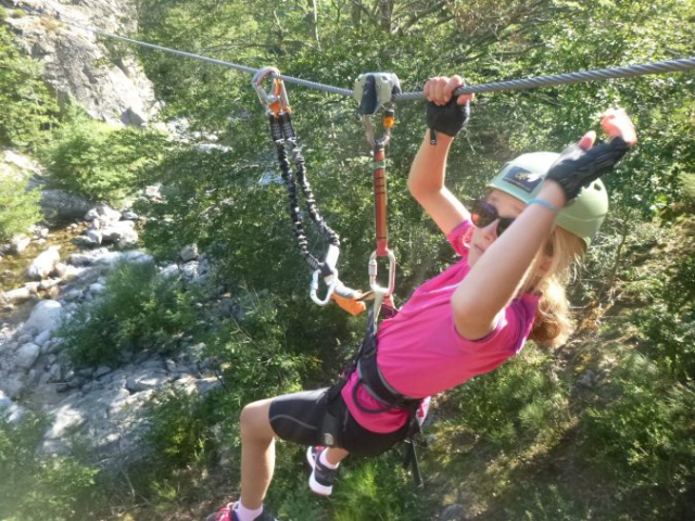 C'est parti pour la tyrolienne sur la via ferrata de Rousses !