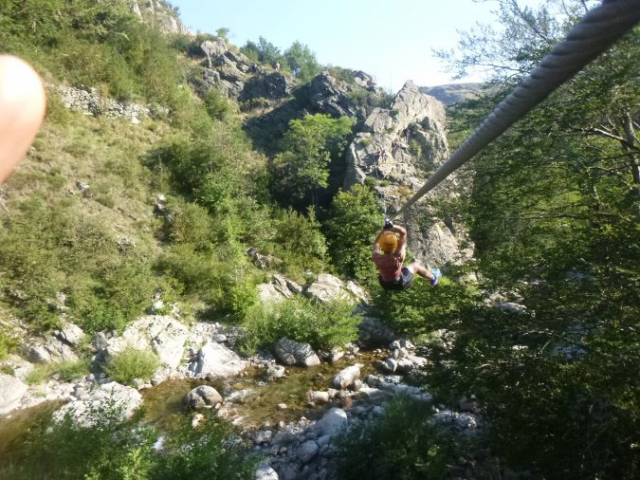 Une des tyroliennes de la via ferrata de Rousses !