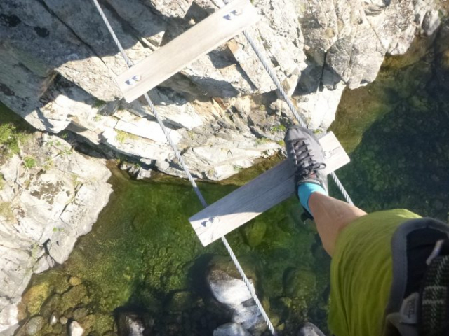 Un peu de hauteur mais pas trop. Vue sur l'eau transparente du Massevaques.