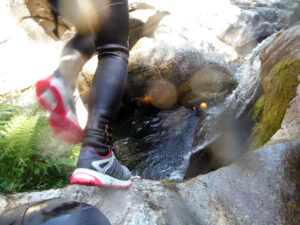 Photo de saut dans un gour au canyon Tapoul en Cévennes
