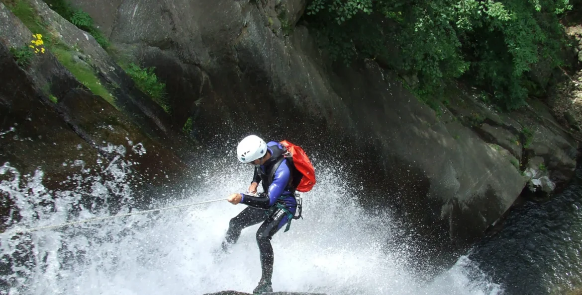 Descente en rappel canyon du tapoul dans les Cévennes