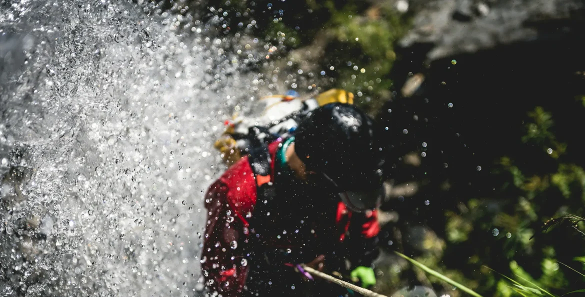 Photo de la descente canyon du Tapoul, rappel dans une cascade eau