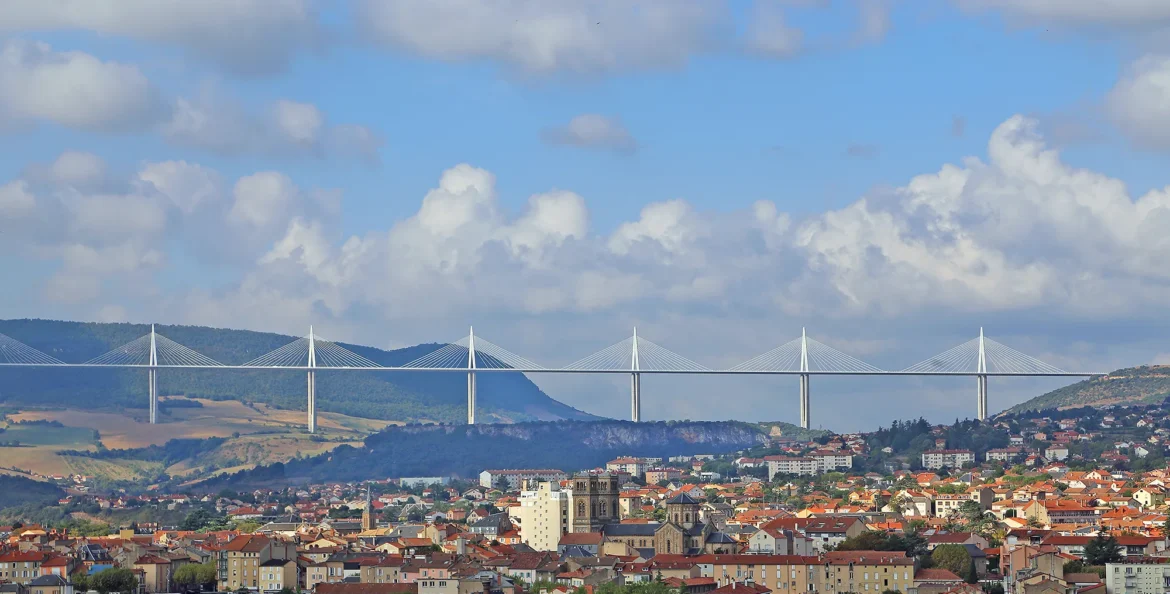Photo de Millau, dans l’Aveyron avec le viaduc surplombant